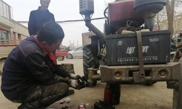拖拉机固定作业和牵引其他车辆时应注意什么？