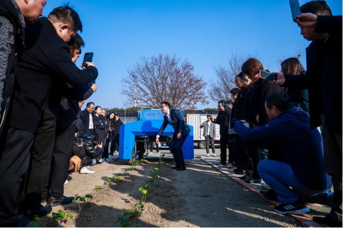 翠灵农科机器人发布激光除草具身AI机器人，战略合作签约启动量产进程