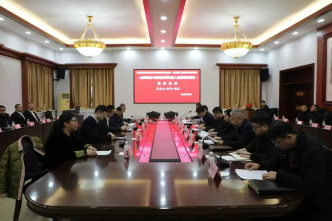 中国首台套牵引式AI智能激光除草机器人在黑龙江签约落地，开始试点应用