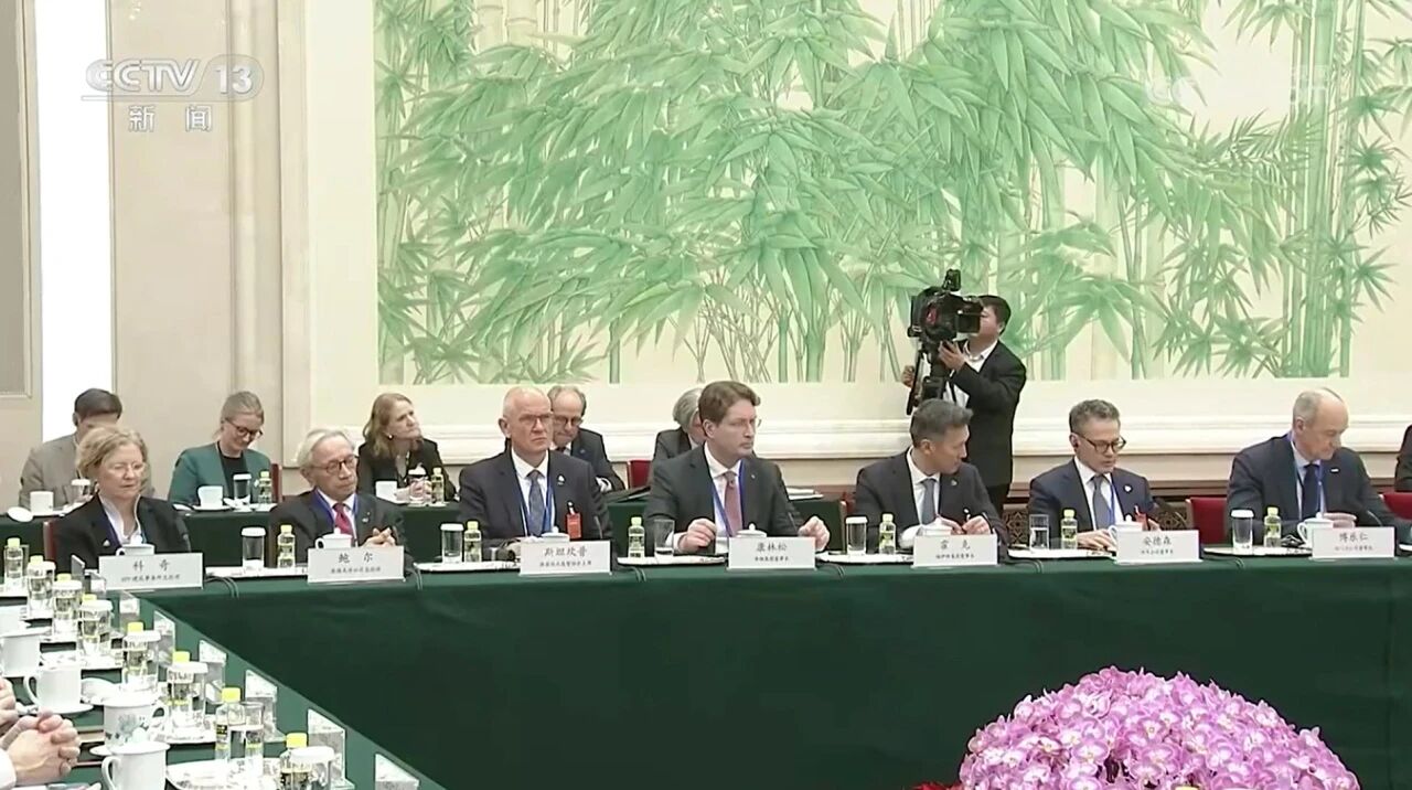 拜耳集团CEO比尔·安德森随德国总理访华