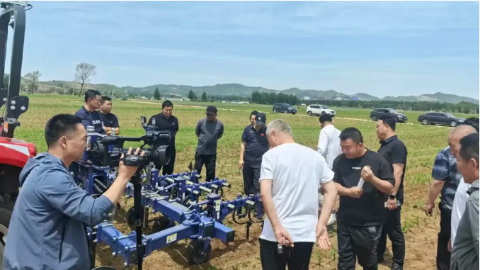 纬尔科技智能对行除草机器人3CZX-260A 田间示范效果受认可