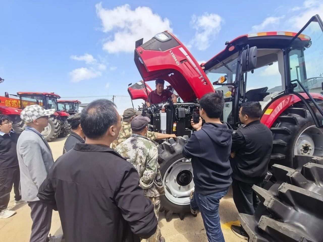 实力出圈!东方红15台高端拖拉机集中交付