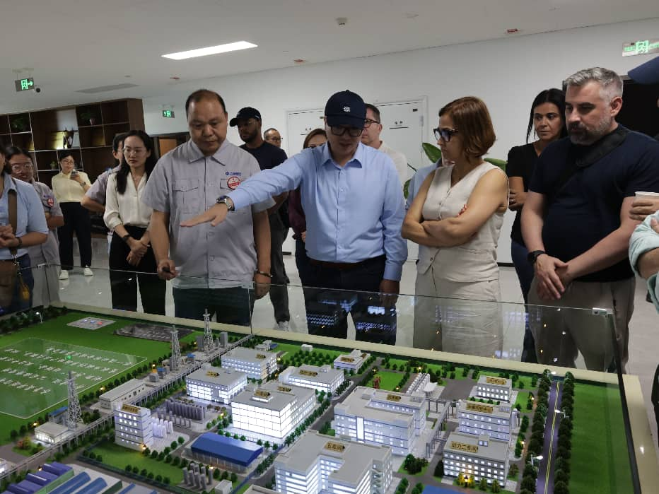 巴西农业部代表团访问齐鲁制药：从车间到座谈，一次跨越供应链的深度对话